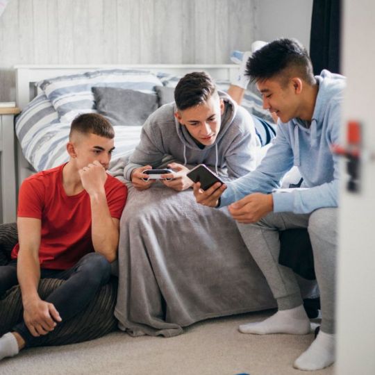 подростки играют в гаджеты
